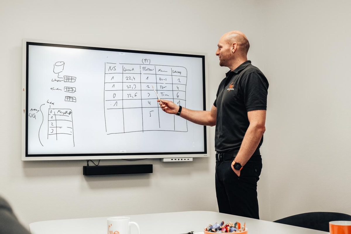 Markus Vije erklärt eine Lösung am digitalen Whiteboard