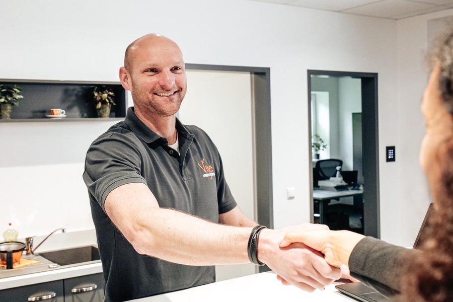 Markus Vije begrüßt einen Gast mit Handschlag